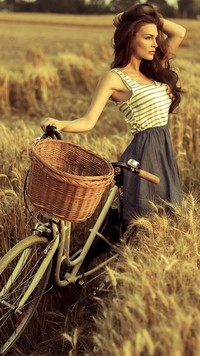 Dziewczyna z rowerem na polu