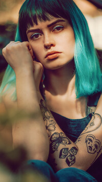 Dziewczyna z tatuażem i turkusowymi włosami