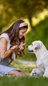 Dziewczyna ze szczeniakiem golden retrievera