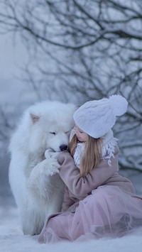 Dziewczynka i samojed  w śniegu