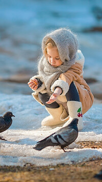 Dziewczynka karmiąca gołębie