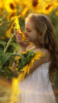 Dziewczynka na polu słoneczników