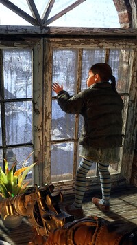 Dziewczynka patrząca przez okno