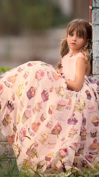 Dziewczynka w kolorowej sukience