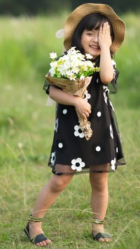 Dziewczynka z bukietem kwiatów