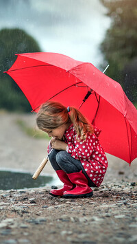 Dziewczynka z czerwonym parasolem