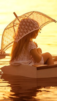 Dziewczynka z parasolem na łódce