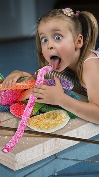 Dziewczynka ze słodyczami