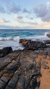Fale morskie na skałach