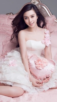 Fan Bingbing z różową poduszeczką
