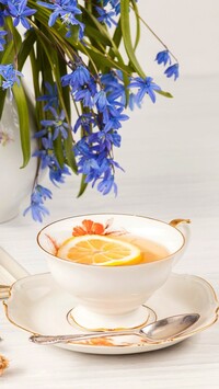 Filiżanka herbaty i cebulice w wazonie