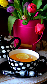 Filiżanka herbaty i tulipany