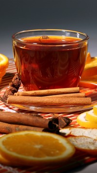 Filiżanka herbaty z cytryną pomarańczą i cynamonem