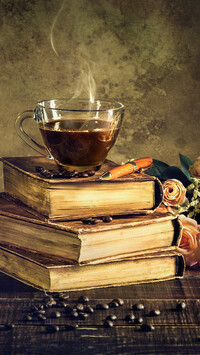 Filiżanka kawy na książkach