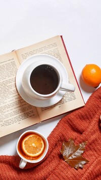 Filiżanka z kawą na otwartej książce