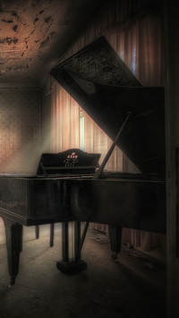 Fortepian w zaniedbanym pokoju
