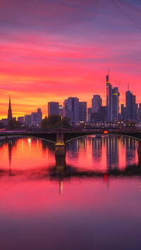 Frankfurt nad Menem w zachodzącym słońcu