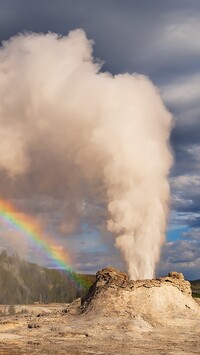 Gejzer Castle Geyser i tęcza nad lasem