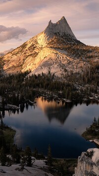 Góra Cathedral Peak nad jeziorem Cathedral Lake