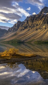 Góra Crowfoot Mountain nad jeziorem Bow Lake