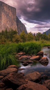 Góra El Capitan pod ciemnymi chmurami