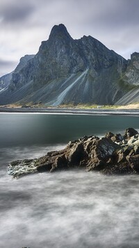 Góra Eystrahorn nad morzem w Islandii