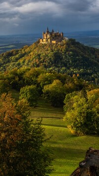 Góra i zamek Hohenzollern pod ciemnymi chmurami