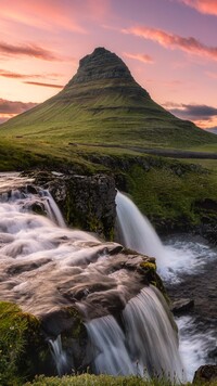 Góra Kirkjufell i wodospad Kirkjufellsfoss w Islandii