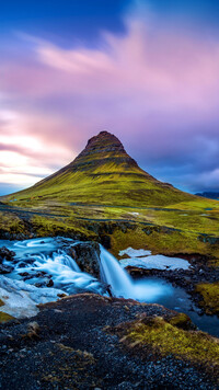 Góra Kirkjufell i wodospad Kirkjufellsfoss w Islandii