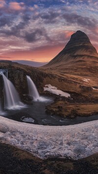 Góra Kirkjufell i wodospad Kirkjufellsfoss w Islandii