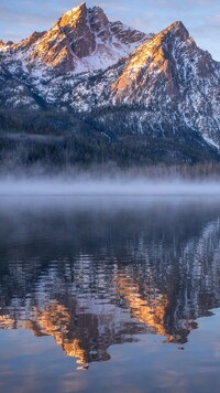 Góra McGown Peak nad jeziorem Stanley Lake
