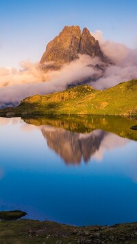 Góra Midi dOssau i jezioro Lac Gentau