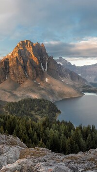 Góra Mount Assiniboine nad jeziorem w Kanadzie