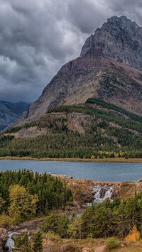 Góra Mount Chephren nad jeziorem Swiftcurrent Lake