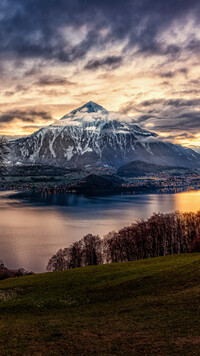 Góra Niesen i jezioro Thunersee