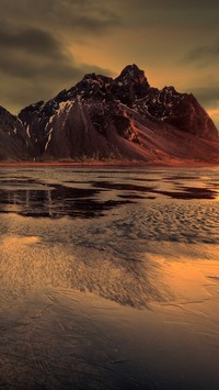 Góra Vestrahorn nad plażą Stokksnes