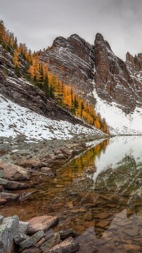 Górskie jezioro Agnes Lake zimą