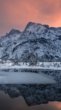 Górskie jezioro Almsee pokryte lodem