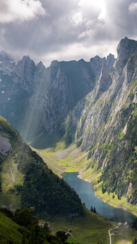 Górskie jezioro Falensee w Szwajcarii
