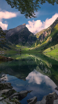 Górskie jezioro Seealpsee w Szwajcarii