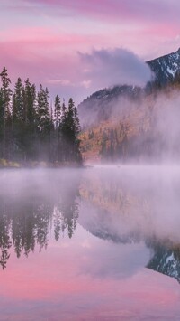 Górskie jezioro String Lake we mgle