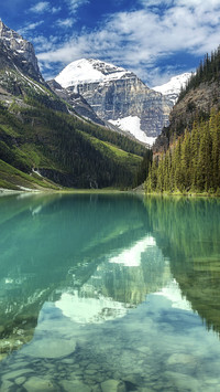 Góry Canadian Rockies nad jeziorem Lake Louise