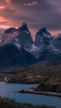 Góry Cordillera del Paine i jezioro Lake Pehoe