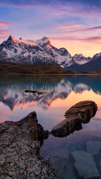 Góry Cordillera del Paine i jezioro Lake Pehoe w Patagonii