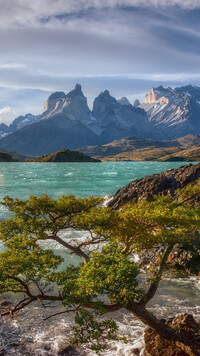 Góry Cordillera del Paine i jezioro Lake Pehoe