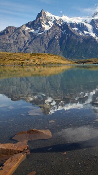 Góry Cordillera del Paine nad jeziorem Pehoe