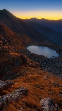 Góry Fogaraskie nad jeziorem Lacul Caltun