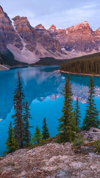 Góry i jezioro Moraine Lake w Parku Narodowym Banff