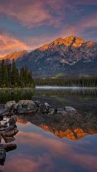 Góry i jezioro Pyramid Lake w Parku Narodowym Jasper