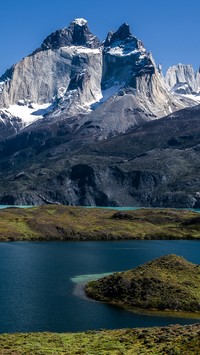 Góry i jezioro w Chile